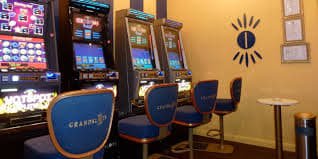 Slots ဂိမ်း gameplay မြင်ကွင်း — spin နှင့် bonus feature